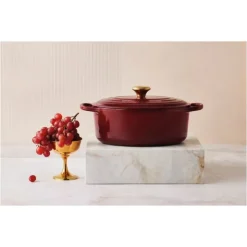 LE CREUSET Cocotte en Fonte Ovale 29 cm Garnet Bouton Doré Signature* Cocotte En Fonte