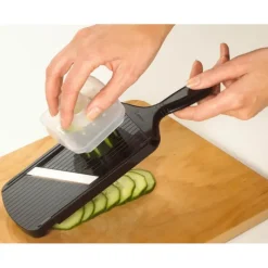 KYOCERA Mandoline Réglable Lame Céramique avec Protège Doigts Noire* Mandoline De Cuisine